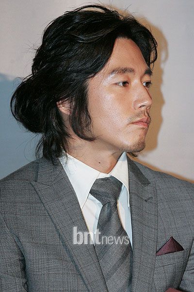 [bnt포토] 성유리의 인사를 지켜보는 장혁 | bnt뉴스