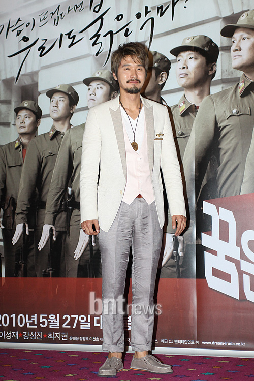 [포토] 이성재 '북한 병사지만 마음만은 붉은 악마' | bnt뉴스