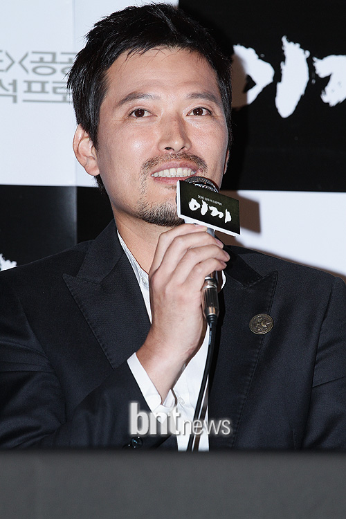 [포토] 취재진의 질문에 답하는 배우 정재영 | bnt뉴스