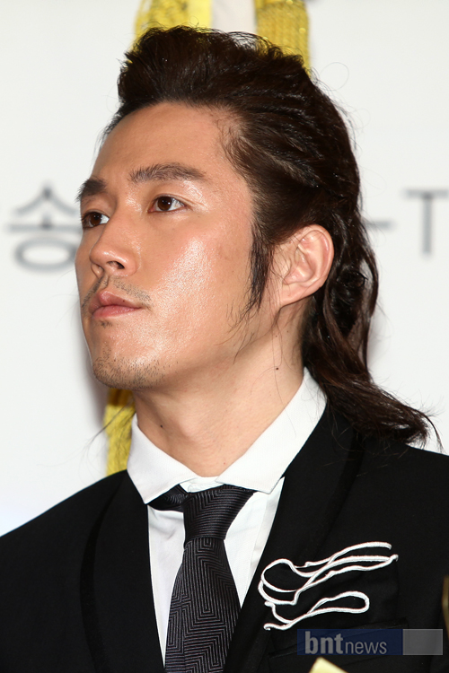[포토] 장혁 '남자다운 모습으로 무대 올라' | bnt뉴스