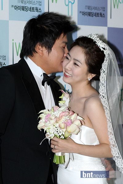 포토] 김태균 '신부 김석류와 함께 세상에서 가장 행복한 날' | Bnt뉴스