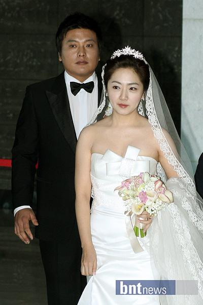 포토] 순백의 드레스 입은 김석류를 보호해주며 따라오는 김태균 | Bnt뉴스