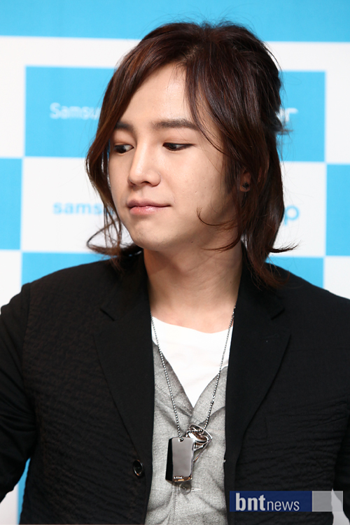 [포토] 장근석 '힐끔 바라보는 눈빛도 매력적~' | bnt뉴스
