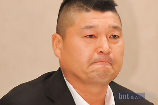 포토] 강호동 은퇴 기자회견 '눈물 글썽이며' | Bnt뉴스