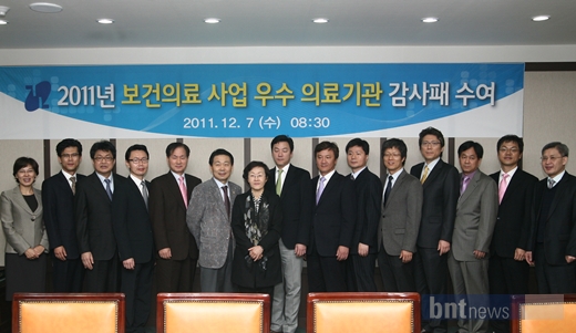 Jk성형외과, 강남구청 '보건의료 사업 우수 의료기관' 감사패 받아 | Bnt뉴스