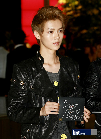 Bnt포토] Exo-M 루한, '하트 사인' 알고보면 부드러운 남자에요! | Bnt뉴스
