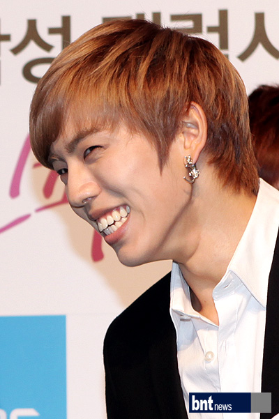 [bnt포토] 인피니트 동우 '환호하는 팬들 향한 깜찍 미소~' | bnt뉴스