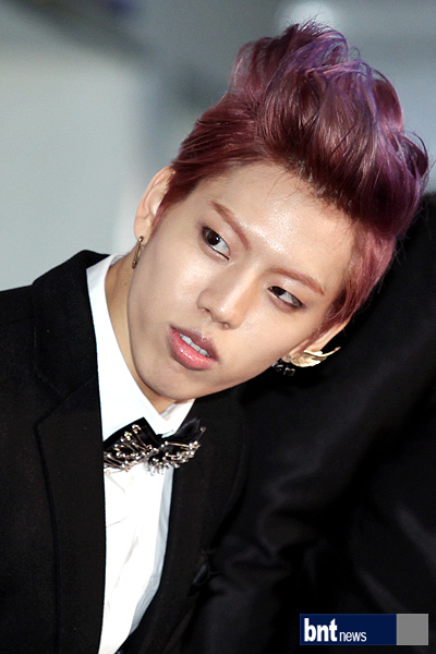 [bnt포토] 인피니트 동우 '무슨 얘기야? 나도 좀...' | bnt뉴스