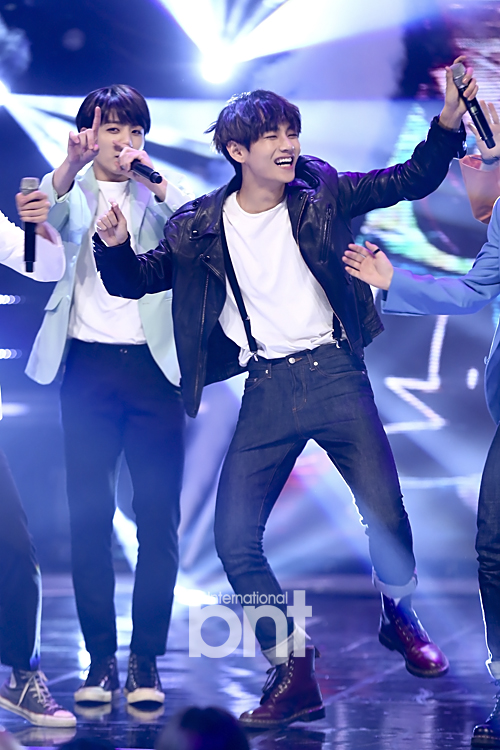 bnt포토] 방탄소년단 정국-뷔, 컴백이라 더 흥나네! | bnt뉴스