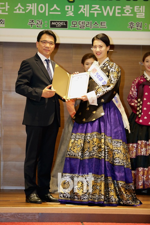Bnt포토] '내츄럴 뷰티퀸 패젼트 2015' 미시즈1위 김유정과 제주 위호텔 정수영 총지배인 | Bnt뉴스