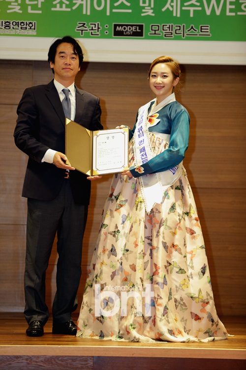 Bnt포토] '내츄럴 뷰티퀸 패젼트 2015' 미스1위 강민경을 시상하는 모델리스트 김두천 대표 | Bnt뉴스