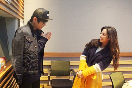 테이, 라디오 게스트 김희정과 인증샷 공개 '훈훈함 물씬' | bnt뉴스 테이, 라디오 게스트 김희정과 인증샷 공개 '훈훈함 물씬' | Bnt뉴스