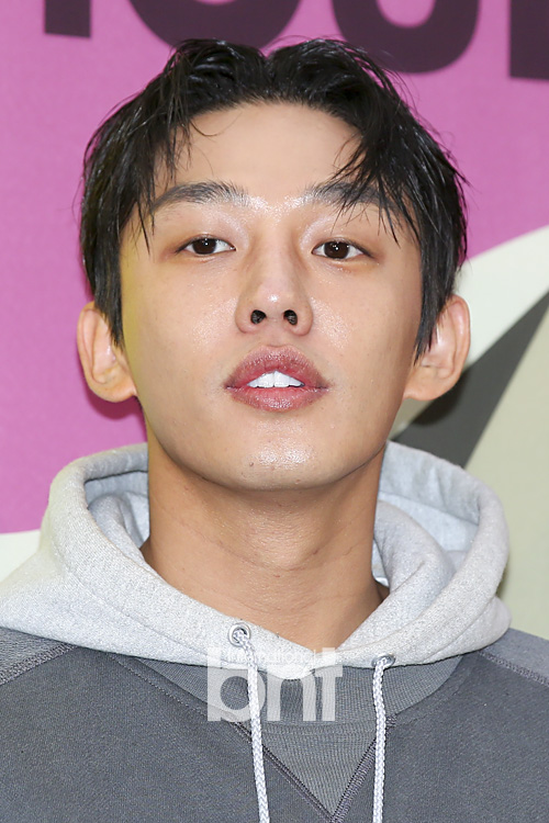 Bnt포토S] '심쿵 패션 체인지' 유아인, 정장은 탈피해도 오대오 가르마는 포기 못 해! | Bnt뉴스