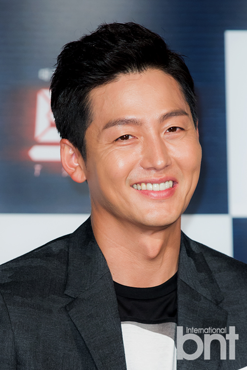 [bnt포토s] '멋져서 더 웃겨' 이정진 '허허실실, 제 매력에 빠져보실래요? | bnt뉴스