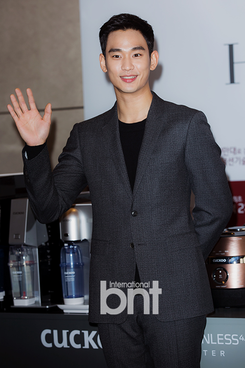 Bnt포토S] '입꼬리가 올라가면 행복지수도 업' 김수현 '움짤 부르는 미소천사' | Bnt뉴스