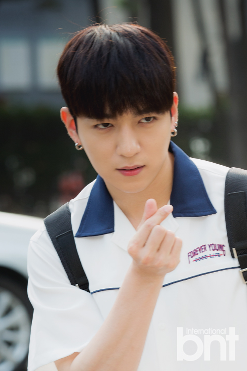 [bnt포토] 데이식스 성진 '강렬한 눈빛&달콤한 하트의 콜라보레이션' | bnt뉴스