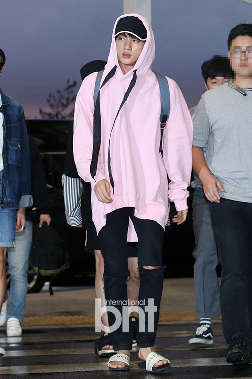 [bnt포토+] '핑크빛 설렘' 방탄소년단 진, 여심 저격수 | bnt뉴스