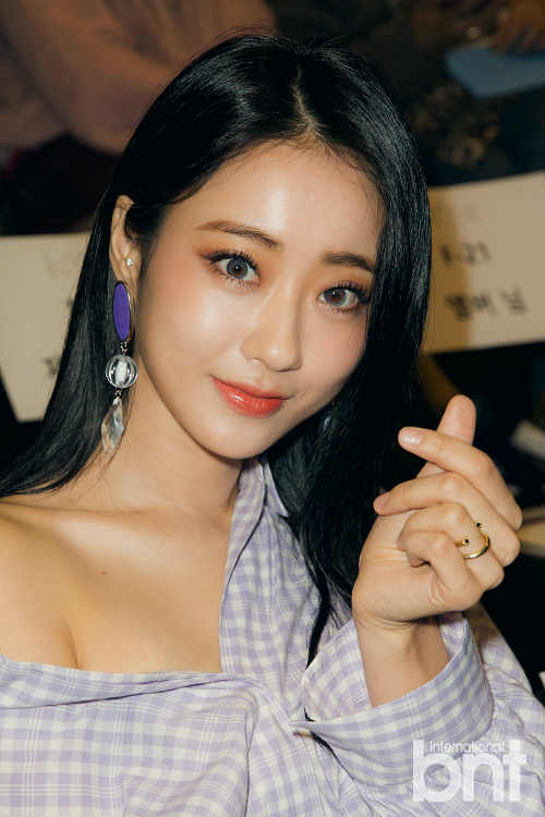 [bnt포토] 경리 '큼직, 뚜렷, 화려, 박경리의 이목구비'(카이) | bnt뉴스
