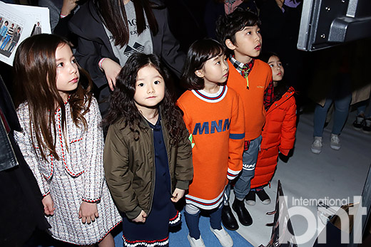 Bnt포토] 백스테이지 리허설 모니터링 중인 키즈모델들 | Bnt뉴스