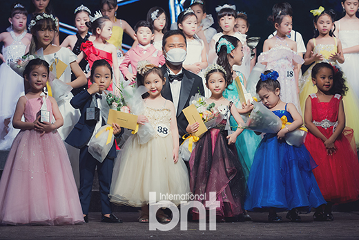 [bnt포토] 'KMA 키즈스타모델 선발대회'에서 기념사진 찍는 수상자들 - 뉴스 썸네일 이미지