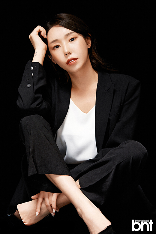 [화보] 꽃자, 시크한 표정과 과감한 포즈로 숨겨둔 카리스마 발산! | bnt뉴스