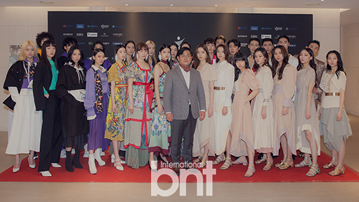Bnt포토] '페이스 오브 코리아'에서 참가자들과 기념촬영하는 권기현 대표 | Bnt뉴스