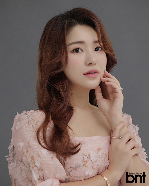 화보] 김빛찬란과 설레는 아이컨택 화보 | Bnt뉴스