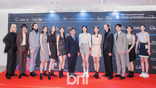 Bnt포토] '페이스 오브 코리아' 톱12와 기념촬영하는 베엔에이치코스메틱 권기현 대표이사 | Bnt뉴스