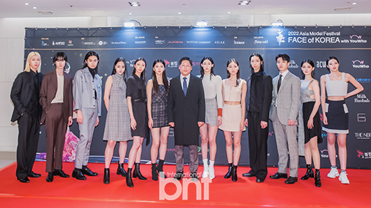 [Bnt포토] '페이스 오브 코리아' 톱12와 기념촬영하는 태남생활건강 이원주 이사 | Bnt뉴스