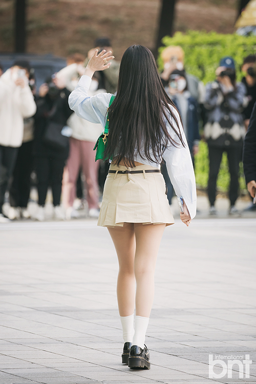[bnt포토] 레드벨벳 조이 '제일 예쁜 뒤태는 팬들에게 인사하는 뒤태' | bnt뉴스