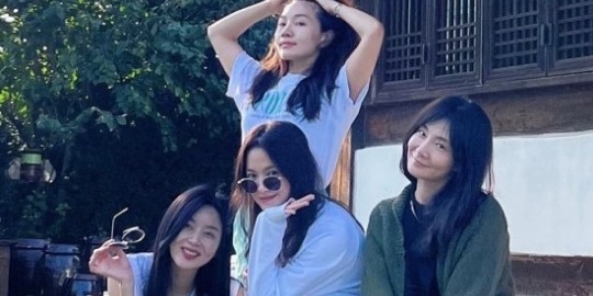 <b>송혜교</b>, 찐 절친 총출동... 여배우들의 아름다운 우정