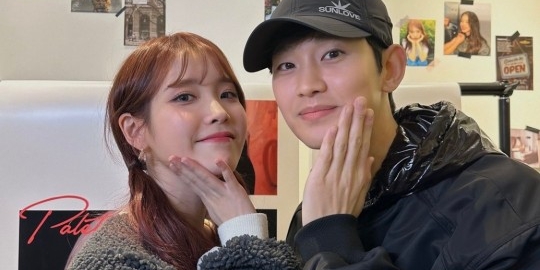 <b>김수현</b>·<b>아이유</b>, 13년 ‘찐친’ <b>우정</b> 인증샷 공개