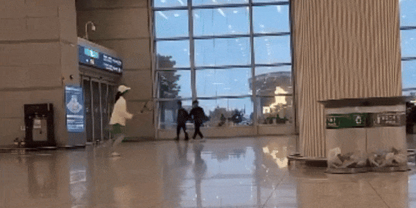 <b>인천공항</b>에서 테니스를?... 상식 밖의 <b>커플</b>에 누리꾼 ‘공분’