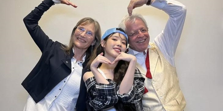‘성덕’ 美<b>할아버지</b>, <b>아이유</b> 만났다…”꿈만 같아”