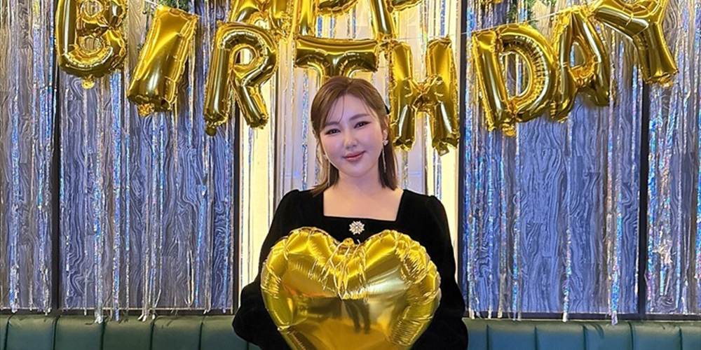 송가인, 팬들과 생일파티... 선물 <b>역조공</b> ‘남다른 팬사랑’