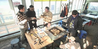 ‘<b>전현무</b>계획2’ 알베르토, 굴구이 맛집 공개
