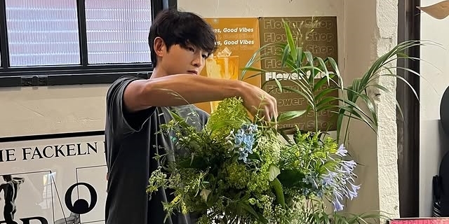 <b>송중기</b>, 플로리스트 변신... 깜짝 근황