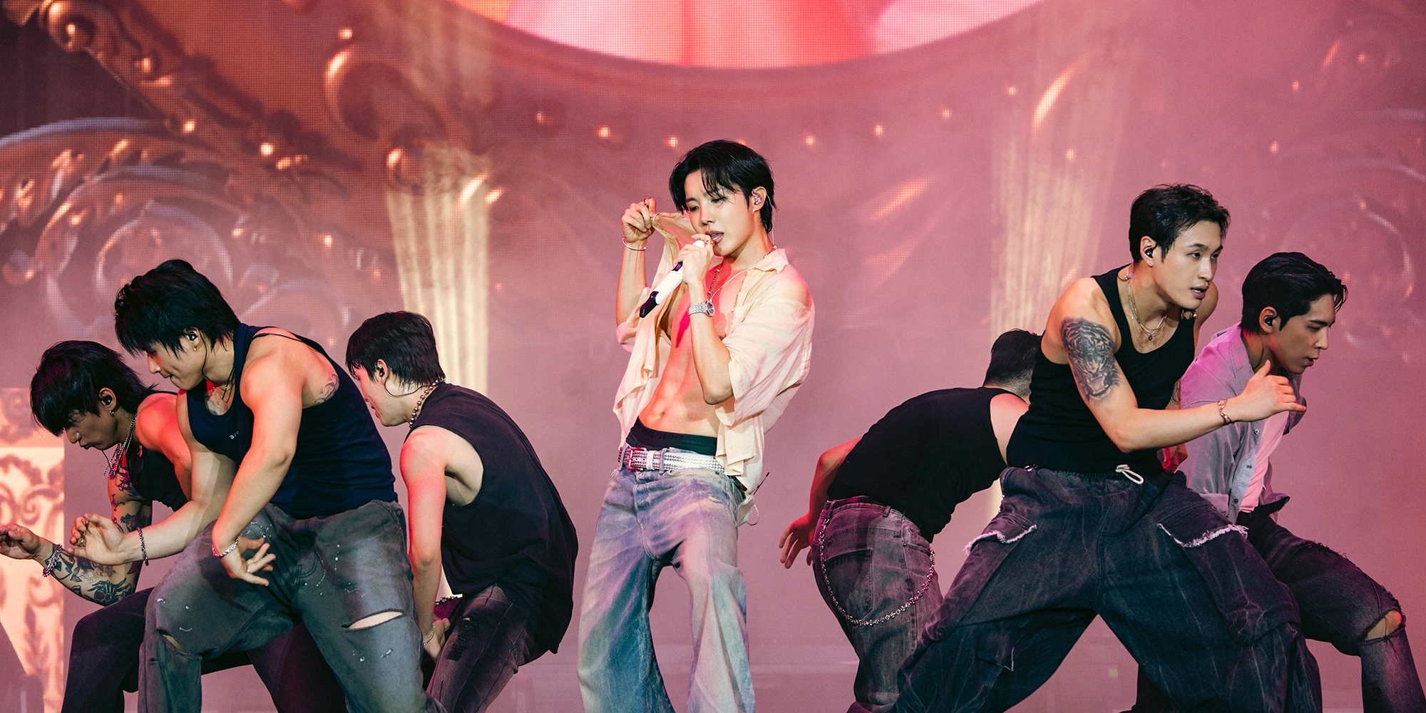 <b>제이홉</b>, ‘<b>롤라팔루자 베를린</b>’ 헤드라이너의 압도적 피날레!