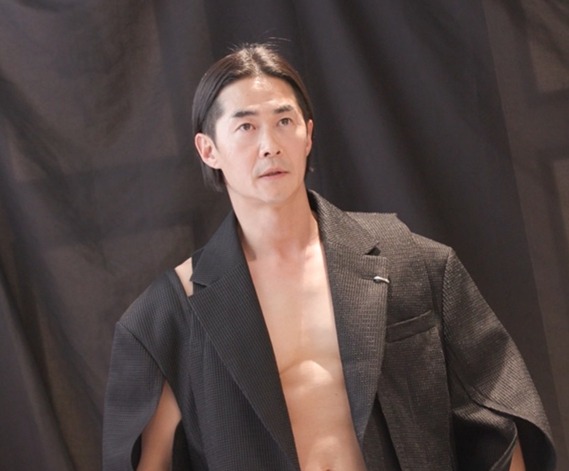 런웨이 피팅 중인 배정남