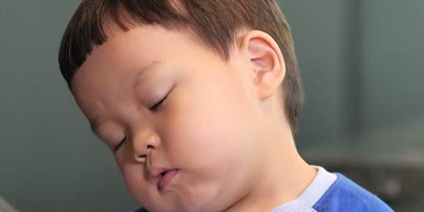 ‘<b>슈돌</b>’ 정우, 졸면서 먹기 스킬