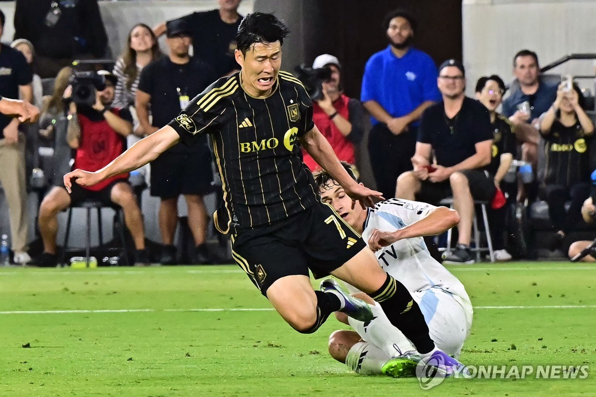 ‘골대 강타’ <b>손흥민</b>, <b>LAFC</b> 홈 <b>데뷔전</b> 샌디에이고에 1-2역전패