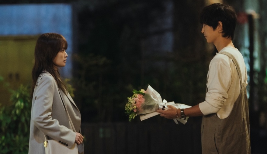 ‘<b>마이유스</b>’ <b>송중기</b> 꽃다발 고백