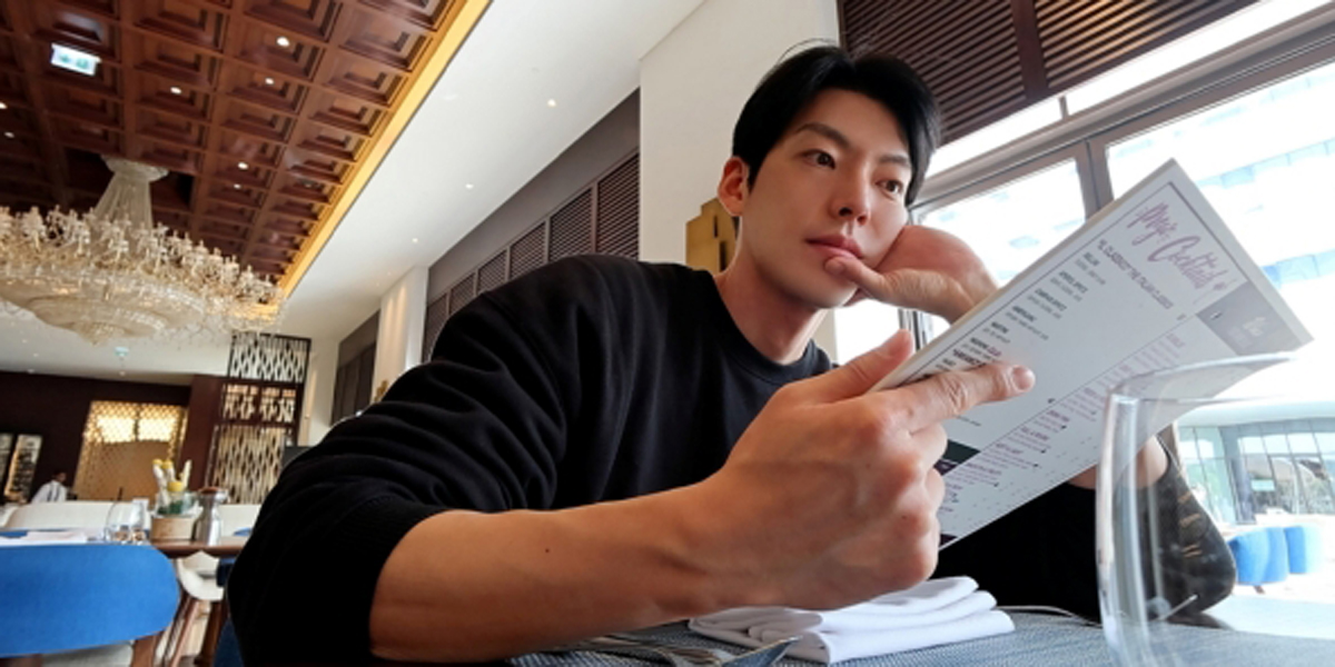 ‘지니’ 된 <b>김우빈</b>, <b>두바이</b> 일상 공개