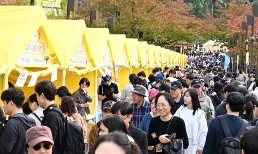 2025 김천김밥축제 야외 판매 부스와 관람객