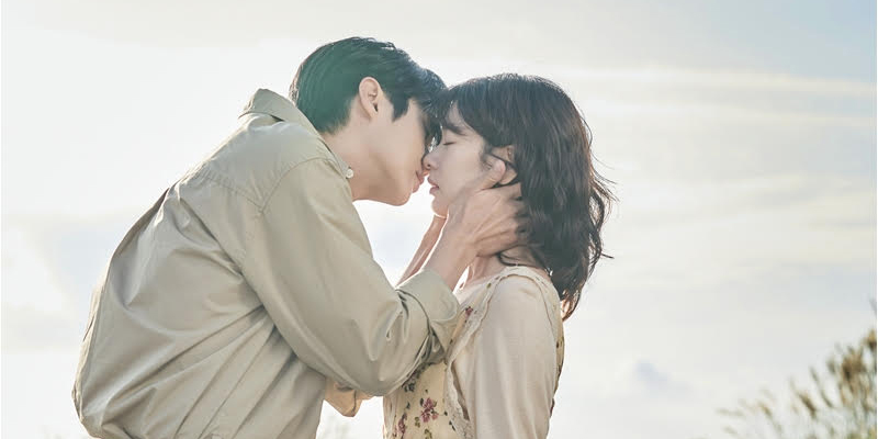 ‘<b>우주메리미</b>’ 최우식정소민, <b>갈대밭 키스</b>