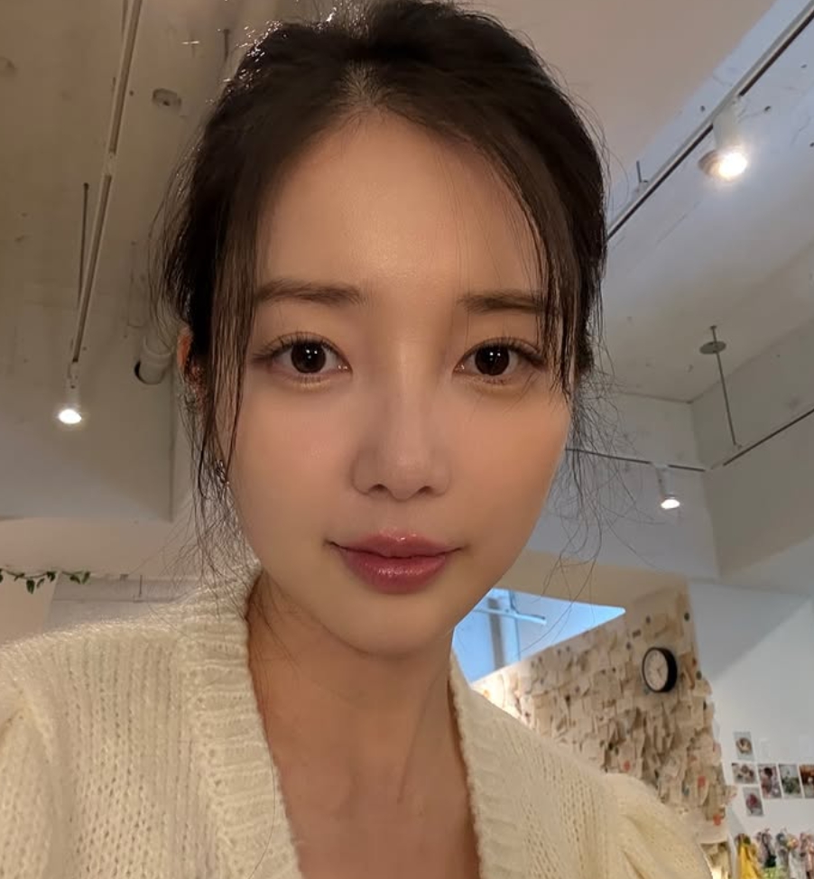 <b>이용대</b>, <b>열애설</b>…<b>윤채경</b>은 누구?