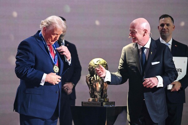 <b>트럼프 FIFA 평화상 수상</b>