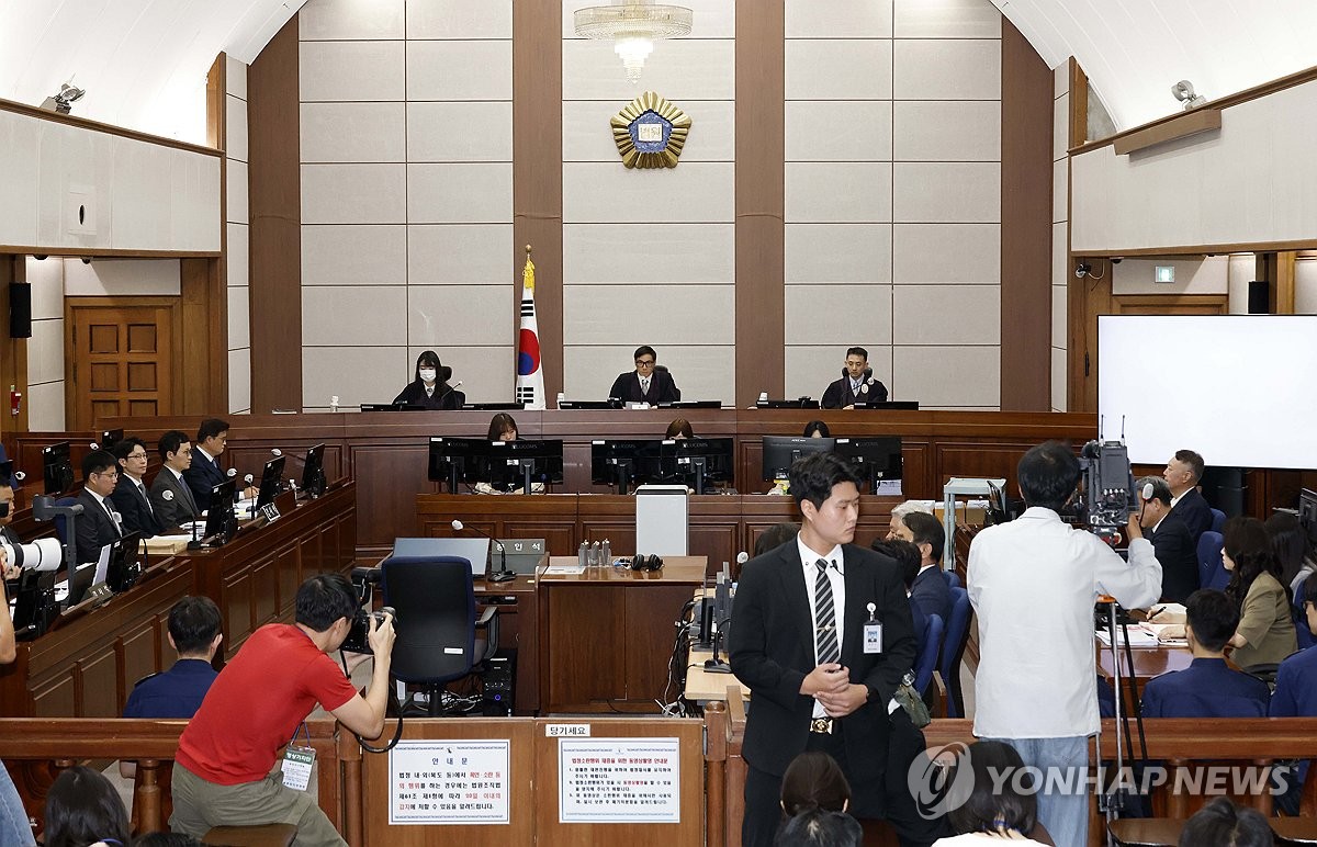 “<b>계엄</b>은 <b>액션</b>”…윤석열, <b>외신</b>대변인에 해명 지시