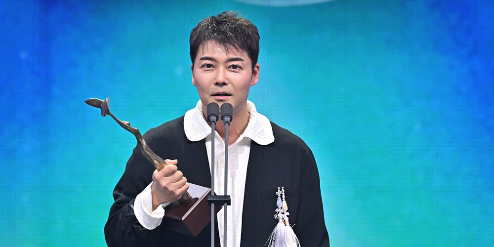 ‘2025 KBS <b>연예대상</b>’ <b>전현무</b>, 첫 <b>대상</b> 영예