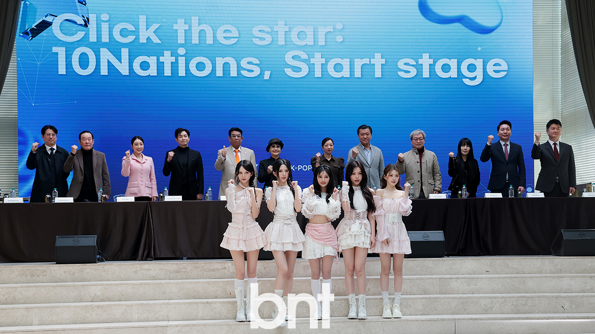 'CLICK THE STAR' 글로벌 체결식에서 기념촬영하는 각국대표들-블링원 차이나 [포토] | bnt뉴스